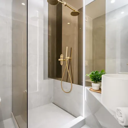 North By Urbanesq Cortina O * בוקרשט